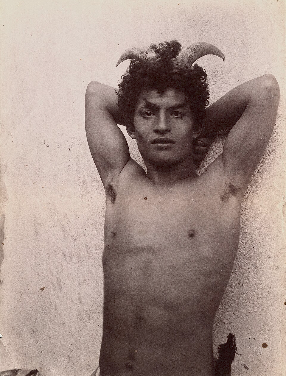 Uno de los modelos de Wilhelm von Gloeden posando para la serie fotográfica "Il Grande Fauno".